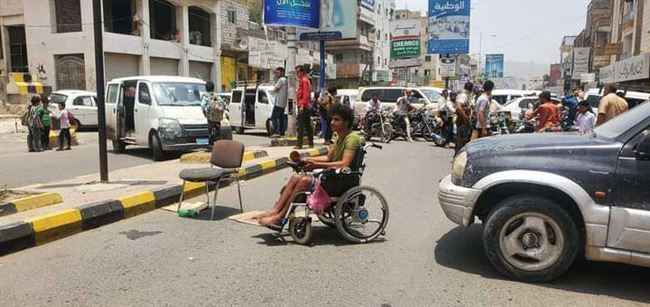 بالصور .. بعد نهب الإخوان لمخصصاتهم .. جرحى الحرب في تعز يخرجون للشارع لمنع توقف العلاج بالخارج
