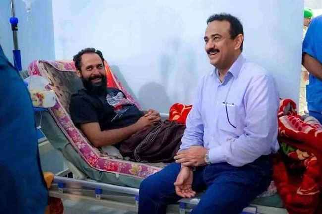 محافظ شبوة يزور قائد شرطة العمالقة بعد استهدافه بعملية إرهابية بعتق