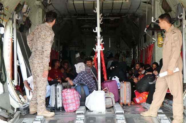 الجيش السعودي ينقل اليمنيين العالقين إلى مطار الغيضة الدولي بطائرات عسكرية.. شاهد