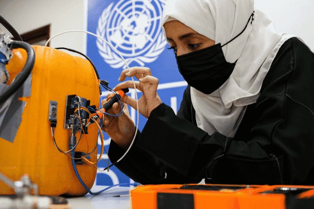 شابة يمنية تبتكر مشروع فريد لإنتاج الطاقة النظيفة