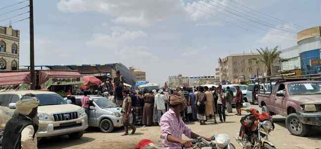 ليس في مناطق داعش بل وسط مأرب وأمام المواطنين أقام حزب الإصلاح حد الزنا بحق امرأة ورجل.. صورة
