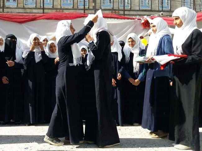 فصل 40 طالبة في صنعاء بسبب خمارهن.. ماذا يحدث بالعاصمة ؟
