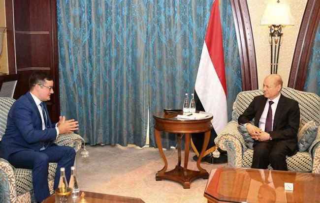 المجلس الرئاسي يرحب باستئناف عمل سفارة أول دولة عظمى من داخل العاصمة عدن