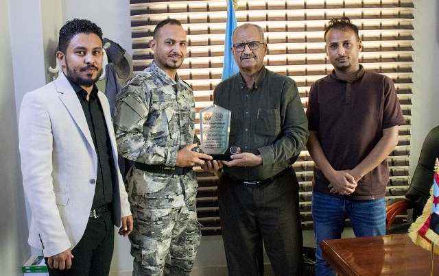 المجلس الانتقالي يكرم غواص أنقذ غريق في الساحل الذهبي