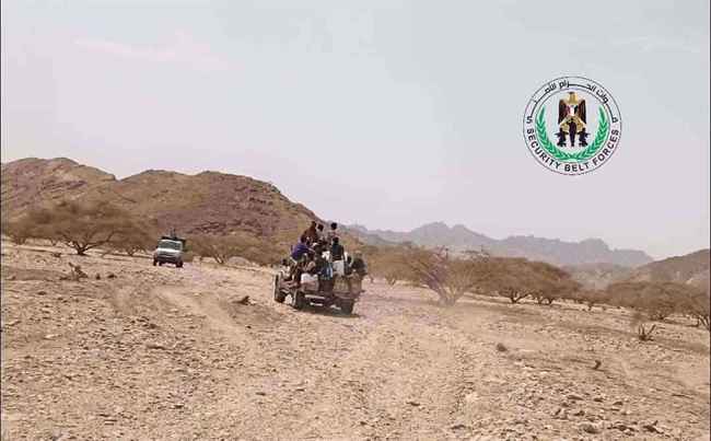شاهد.. مداهمة مواقع داعش والقاعدة والعثور على أحزمة ناسفة ومواد شديدة الانفجار بأبين