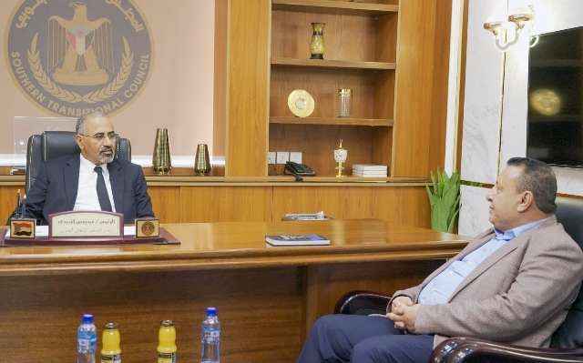 الزبيدي يطلع على آلية حصر الجهاز الإداري للدولة والمتقاعدين والتوظيف
