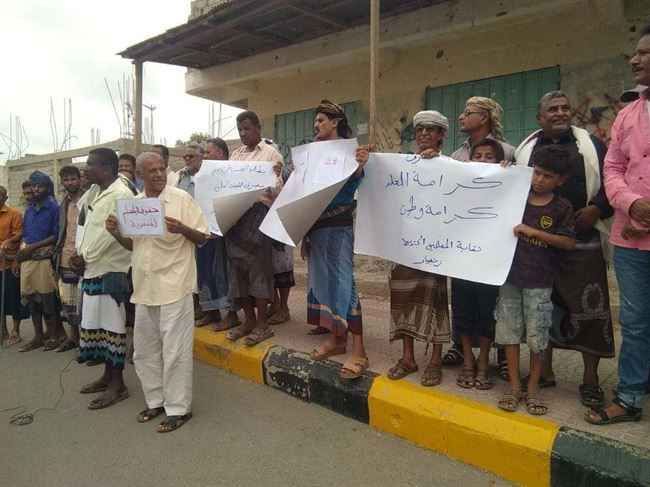 نقابة المعلمين الجنوبيين تخرج للشارع لمنع عودة الدراسة لمدارس أبين