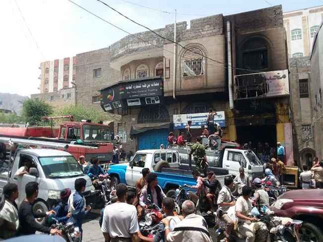 حريق يلتهم اكبر مخابز تعز ومصلحة الدفاع المدني تحمل مالكه ومكتب الأشغال العامة المسؤلية