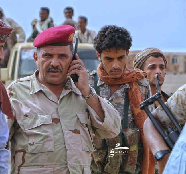 قوات محور تعز تنهب سيارة أحد المصانع ومالكه يصدر بيان