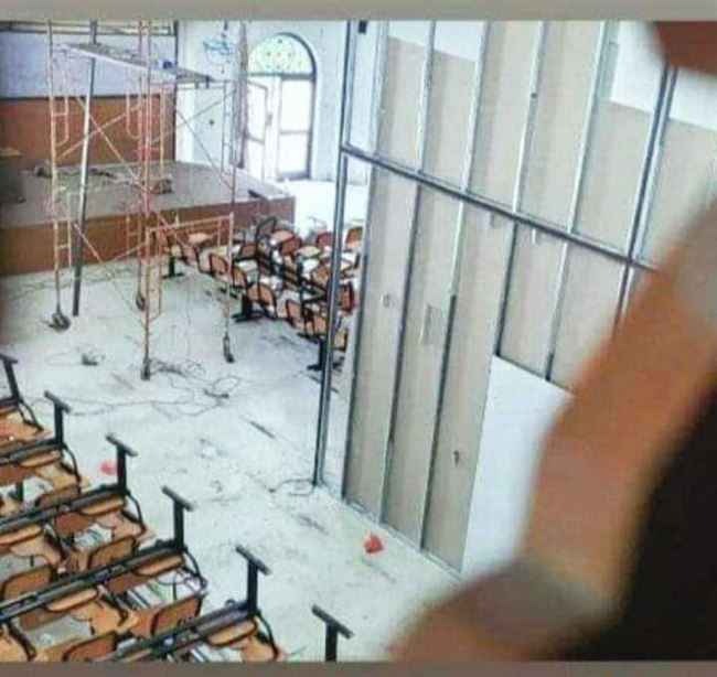 شاهد.. الحوثي يقيم جدار حديد بين طلاب وطالبات كلية الطب بصنعاء ويمنع دراسة الجهاز التناسلي