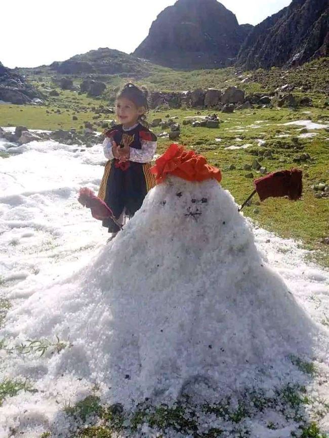 ثلوج تغطي محافظة يمنية وطفلة تصنع رجل الثلج.. صور