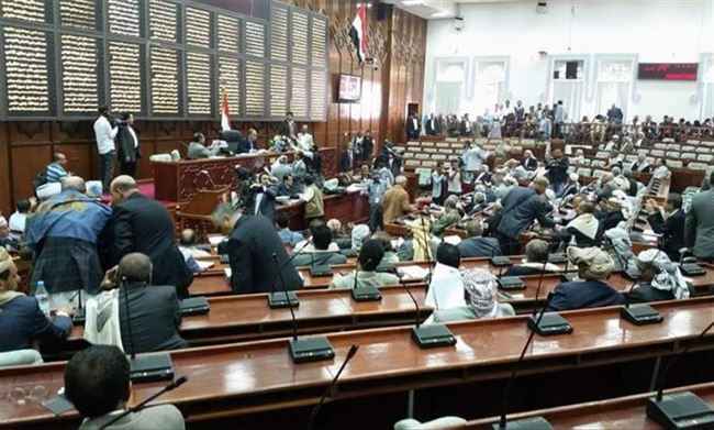 قيادي حوثي بارز يعتدي بالخجنر على برلماني داخل قاعة مجلس نواب صنعاء
