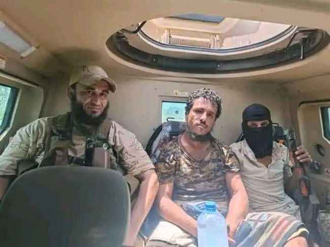 شاهد صيد ثمين..أسر  قيادي كبير بتنظيم القاعدة في أولى ساعات عملية سيوف حوس أبين