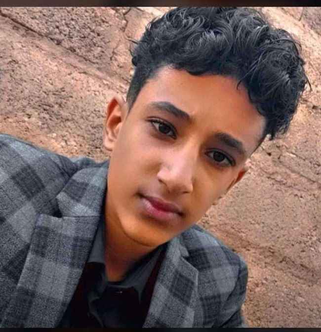 إقتحم المنزل وداهم غرف البنات.. مرافق مستشار محور تعز يقتل طفلاً كان يدافع عن عرضه