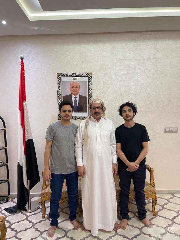 الحكومة تتسلم يمنيان محتجزين منذ 4 أشهر في مالي