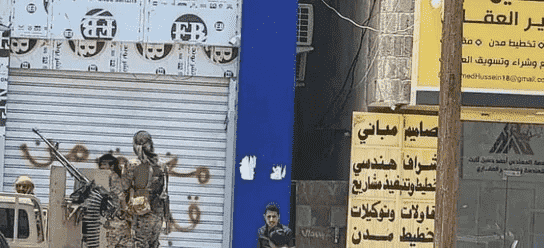 قوة أمنية تغلق عدة محال صرافة مخالفة في عتق