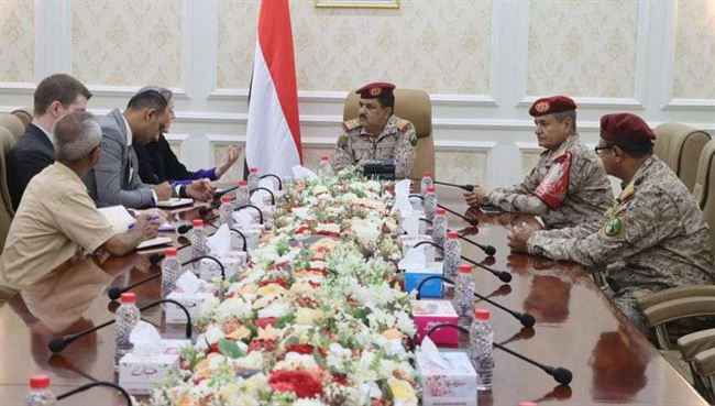 خطورة تخادم الحوثي والقاعدة على طاولة وزير الدفاع والأمم المتحدة في عدن