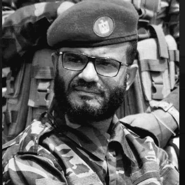 رئيس مجلس القيادة الرئاسي يعزي باستشهاد العميد السيد ومرافقيه