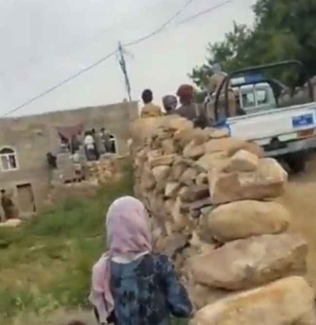 شاهد فيديو اقتحام الحوثيين منزل مواطن في صنعاء والاعتداء عليه بوحشية