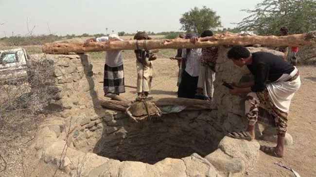 أهالي قرية يكتشفون كميات من الألغام والعبوات دفنها الحوثي داخل بئر ماء.. فيديو