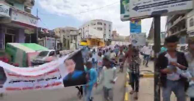 مظاهرات حاشدة تجوب تعز والقبائل تتوعد المحور بعد تستره على القاتل