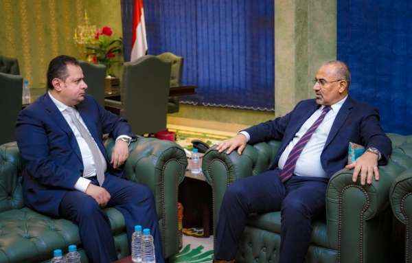 الزبيدي يبلغ رئيس الحكومة: بقاء أي مسؤول خارج البلاد أمر غير مقبول