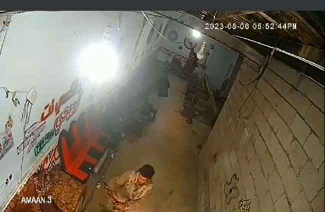 بالفيديو.. مسلح حوثي يصفي شاب وسط متجره وأمام الاطفال بالبيضاء