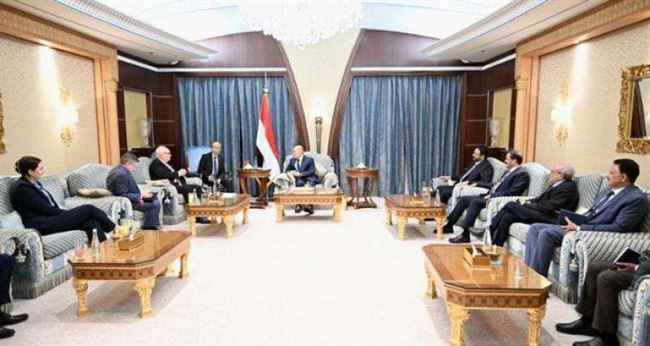مع وصول رجال أمريكا باليمن.. العليمي يكشف عن موعد إنهاء عبث الحوثي وعرقلته صرف الرواتب