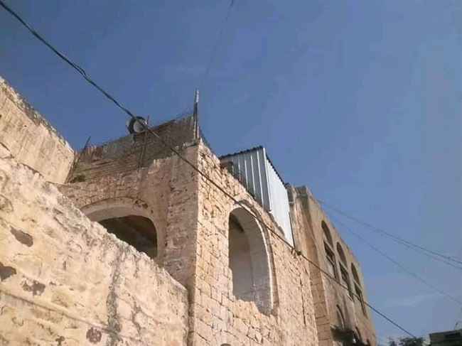 حوثي يبني منزل فوق مسجد أثري في إب