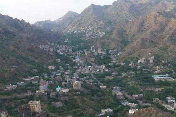 الحوثيون يستهدفون تجمعات سكانية غرب تعز