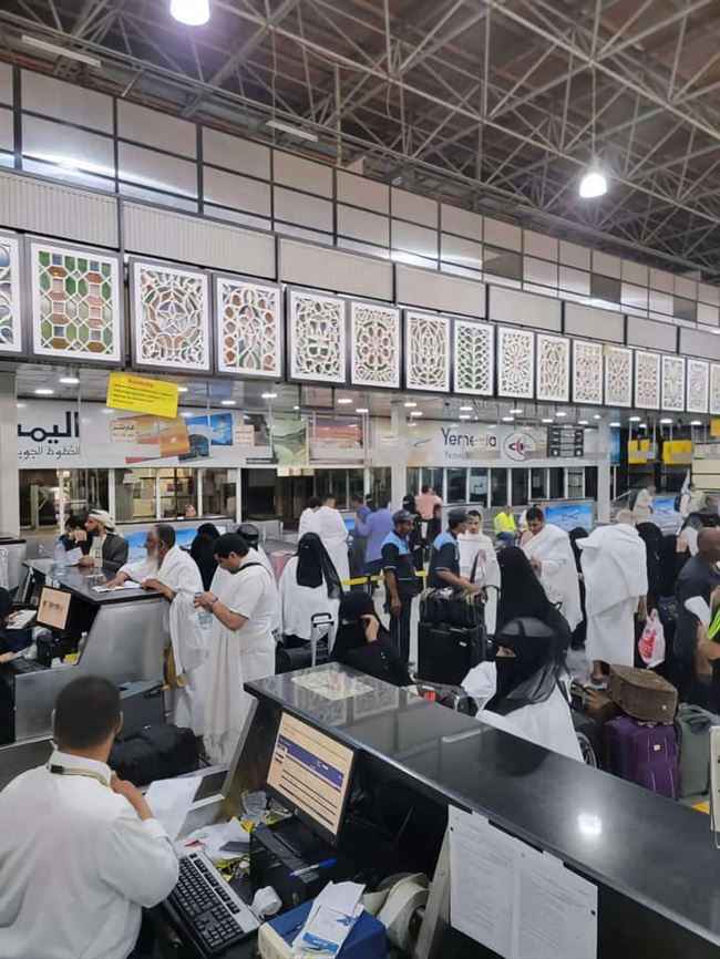 الشرعية تفرض جباية جديدة على المعتمرين وتشعل أسعار المعاملات.. تنافس الحوثي بخنق اليمنيين