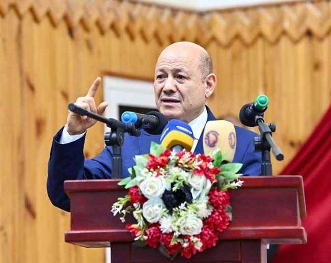 العليمي يعد أبناء المهرة بتحسين الخدمات