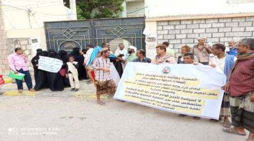 احتجاجات موظفين تطالب بصرف فوري للمرتبات والتراجع عن قرار وزير المالية