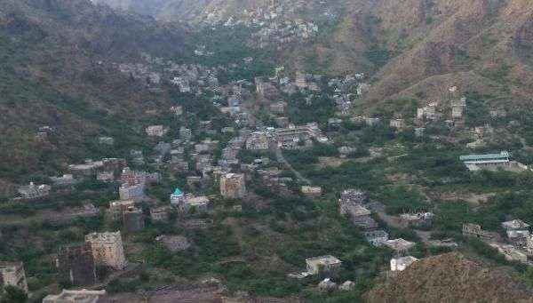 الحوثي يقصف قرية بالصواريخ ويثير ذعر النساء والأطفال بتعز