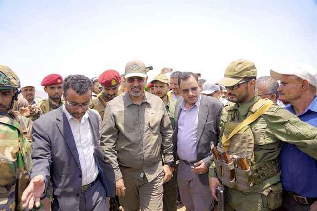 ممول من الإمارات.. الزُبيدي ووزير الزراعة يتفقدان مشروع سد حسّان الإستراتيجي في أبين