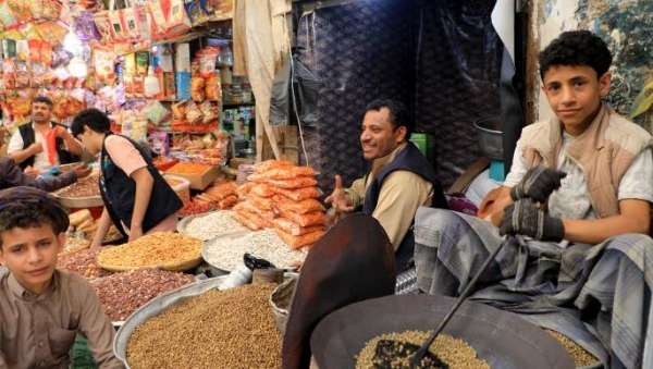الأرز يغيب عن موائد اليمنيين.. استغناء قسري وسط الغلاء