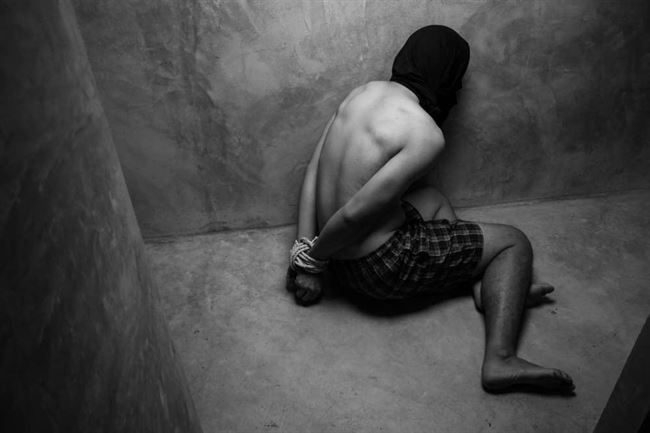 قطعت أوردته وتركته ينزف حتى مات.. طرق تعذيب وحشية للحوثي