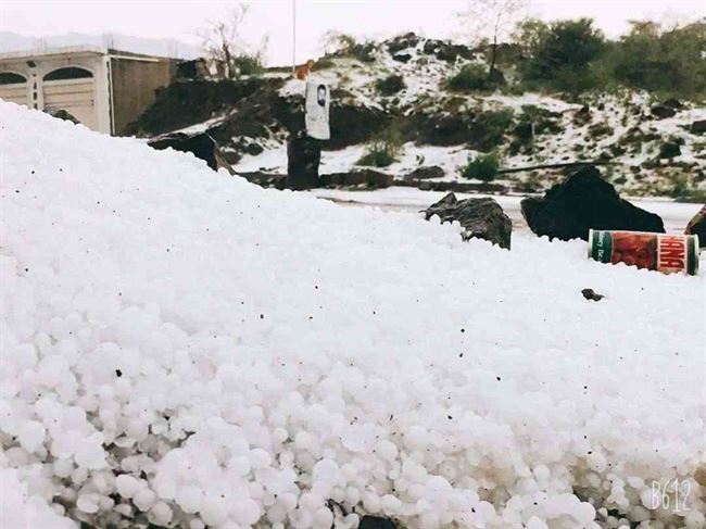 لأول مرة.. شاهد الثلوج تغطي جبال ووديان وتوحدها بالابيض وفلكي يمني يحذر