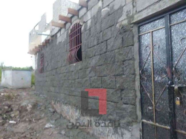 مدير أمن تعز يوجه بإزالة منزل صحفي في التربة بعد فشل قريبه في البسط على موقعها