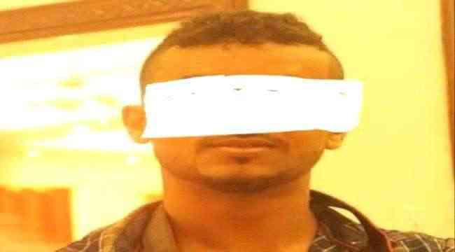 شاب يطعن والده وشقيقه بطريقة وحشية في عدن لهذا السبب !