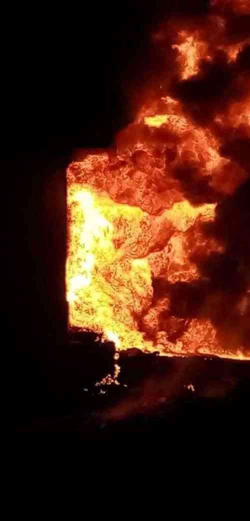 شاهد بالفيديو.. حريق كبير يلتهم سوق سوداء في ريف تعز