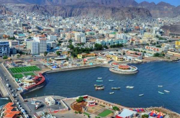 معاناة سكان عدن أزمة مفتعلة سياسياً وأطراف بالشرعية تقف وراءها