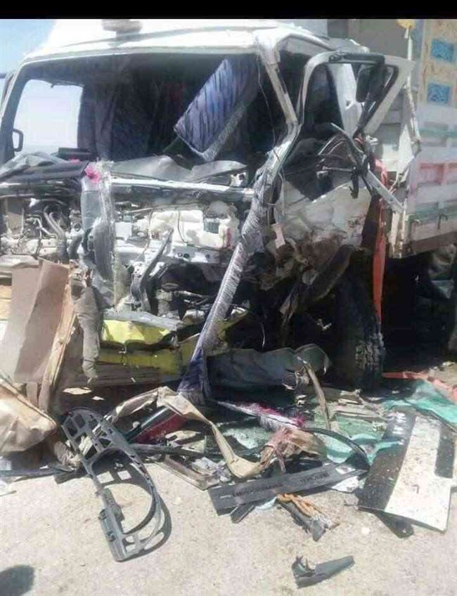 حادث مروري مروع بالخط الدولي مع سلطنة عمان يخلف قتلى وجرحى.. صور