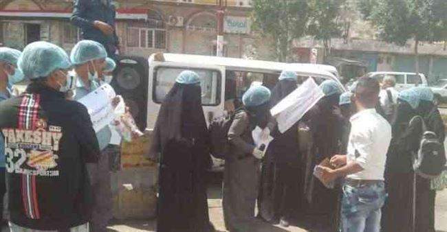 وقفة إحتجاجية لموظفي عزل الجمهوري بتعز للمطالبة بصرف رواتبهم
