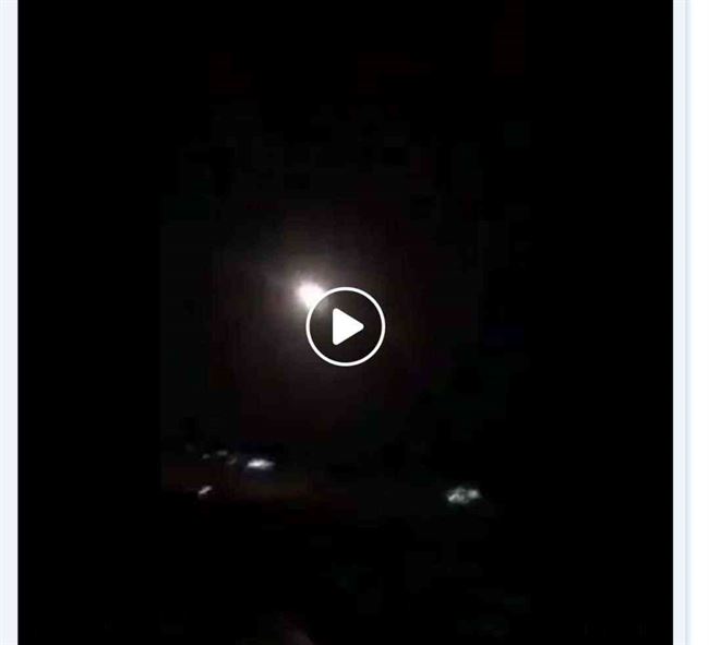 شاهد فيديو يوثق لحظة ظهور الصاروخ الحوثي في سماء الدمام وسقوطه وسط منطقة سكنية