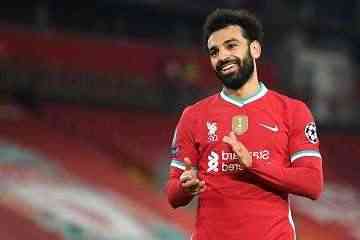 ليفربول يحتفى بوصول النجم المصري محمد صلاح للهدف الـ 100 مع النادي