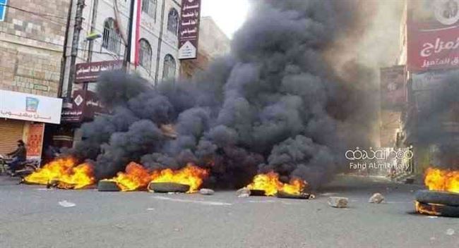 شاهد بالفيديو .. عناصر مدنية تقمع إحتجاجات تعز بالرصاص الحي