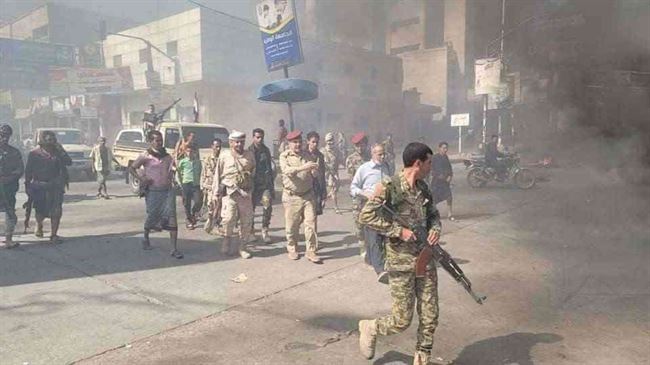 شاهد بالفيديو .. قائد محور تعز يتهم المتظاهرين ويطلق عليهم الرصاص : انتم حوثيين