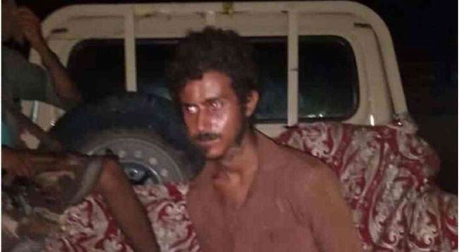 شاهد لحظة القبض على أسير حوثي بعد مقتل اثنين من المنفذين لعملية إرهابية غربا