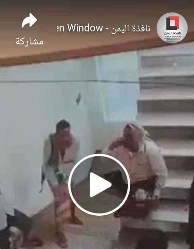 شاهد بالفيديو.. مشرف ومدير شرطة يعتدي بالضرب المبرح على رجل أعمال في حوبان تعز